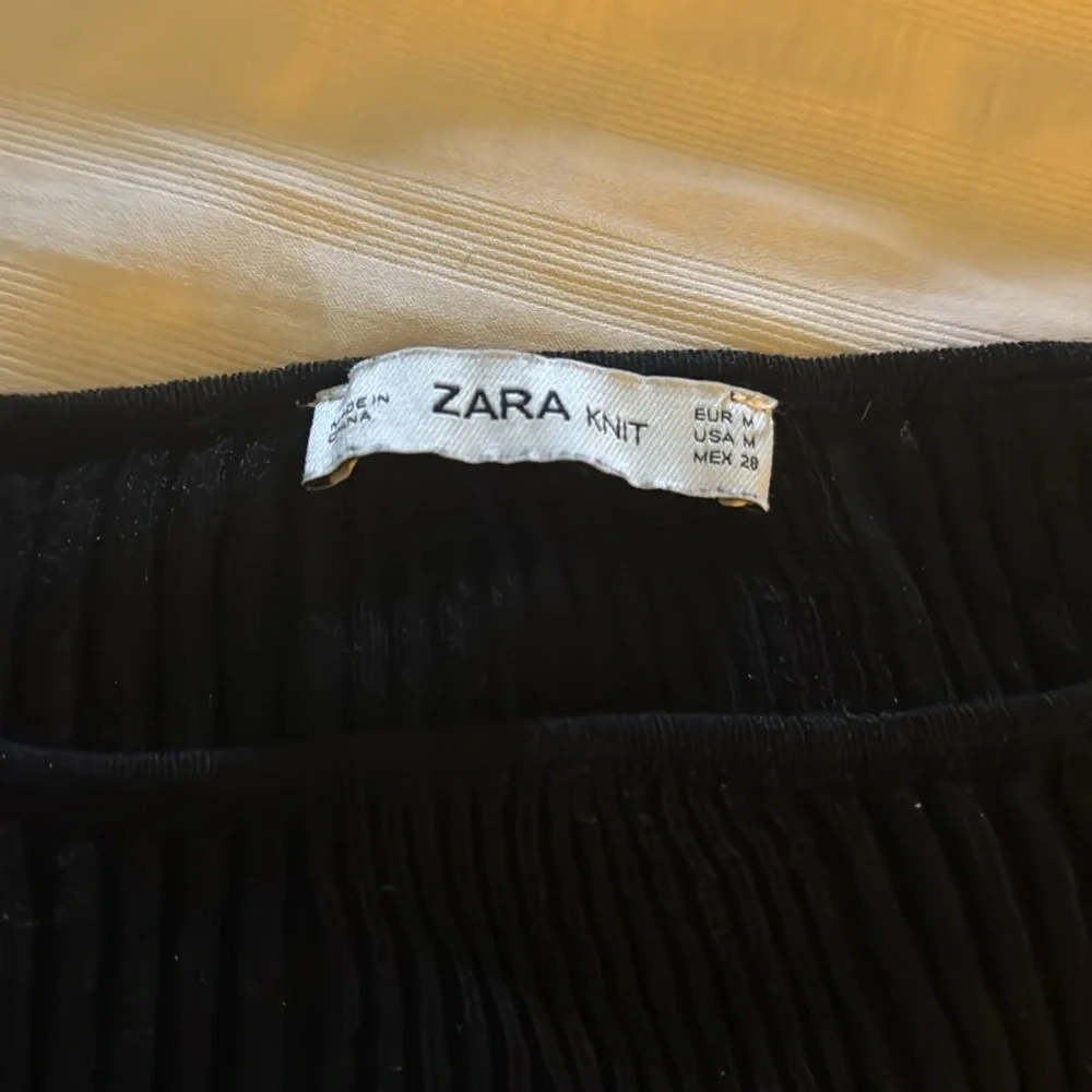 Zara Knit Medium black long sleeve cropped top blouson sleeves